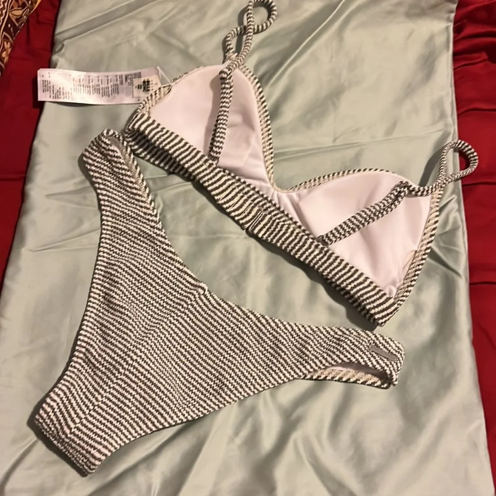 Bikini - Picture 2 of 4